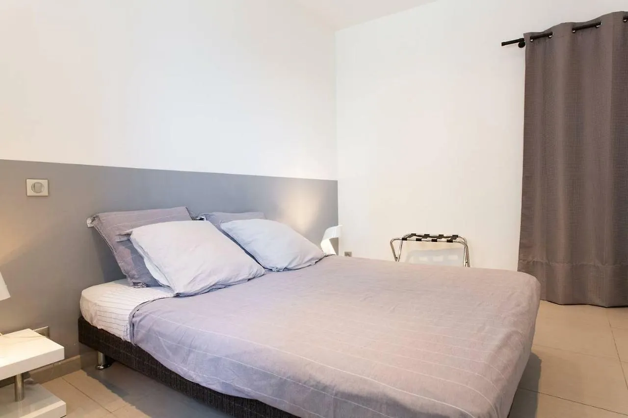 appartement 4 personnes vue mer remparts Antibes France